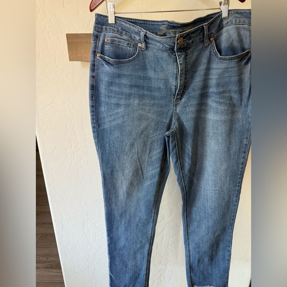Seven 7|Women's Blue skinny Jeans in size 16•••Plus size closet staple,raw hem- - Picture 6 of 13